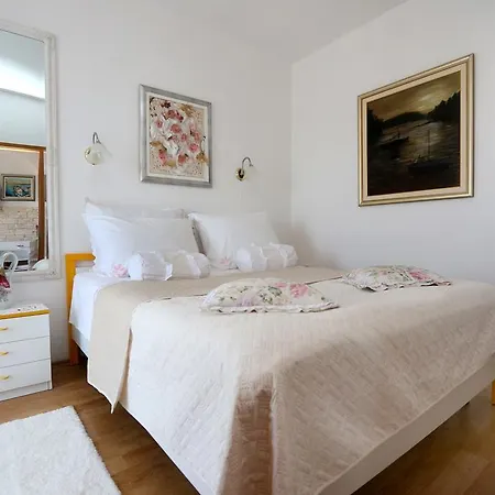 Gloria * Brodarica (Sibenik-Knin)